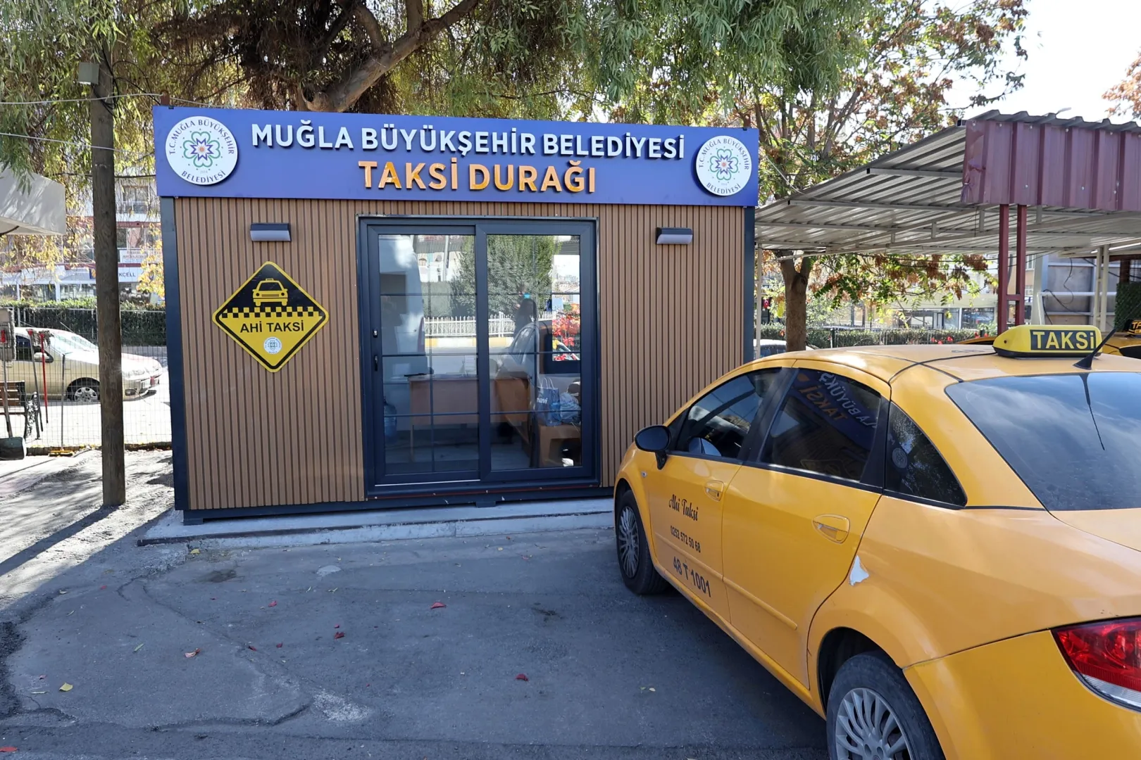 Muğla Büyükşehir Belediyesi yerli tasarım taksi durakları ile kent estetiğine katkı sağlıyor